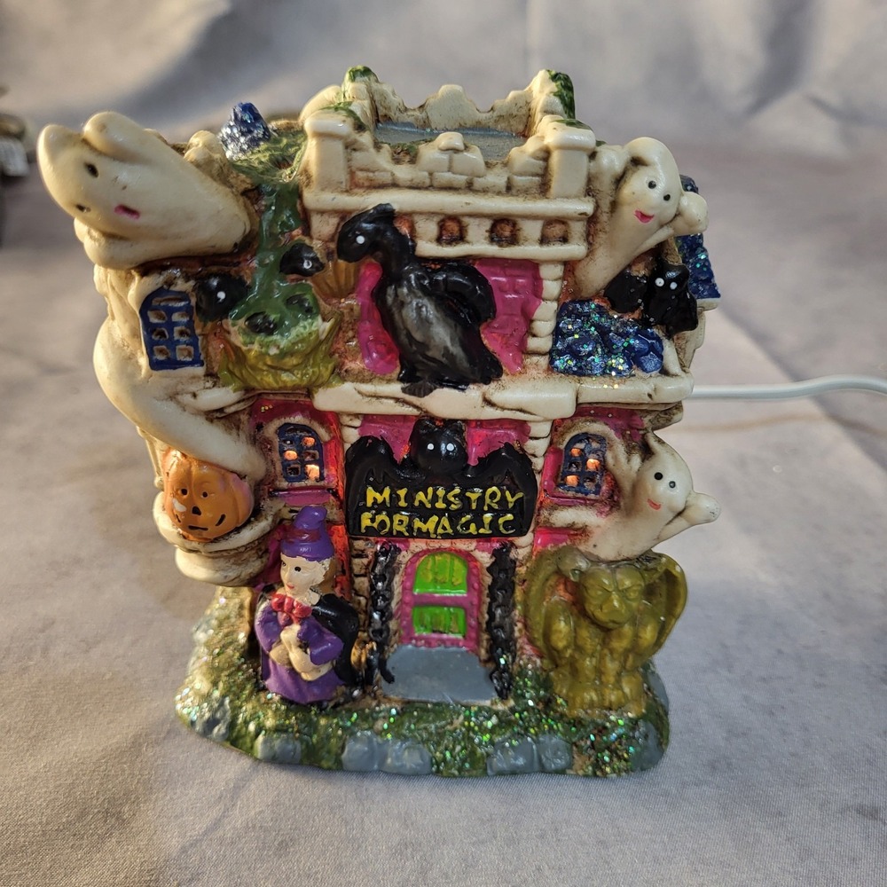 Ministry For Magic Halloween Light up House - Dragons Ghosts Witches - Décor